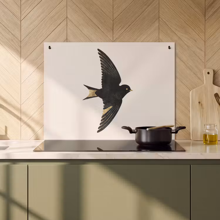Inductie beschermer en spatscherm (2in1) - Zwarte zwaluw - Gouden accenten - Lichte achtergrond — 2