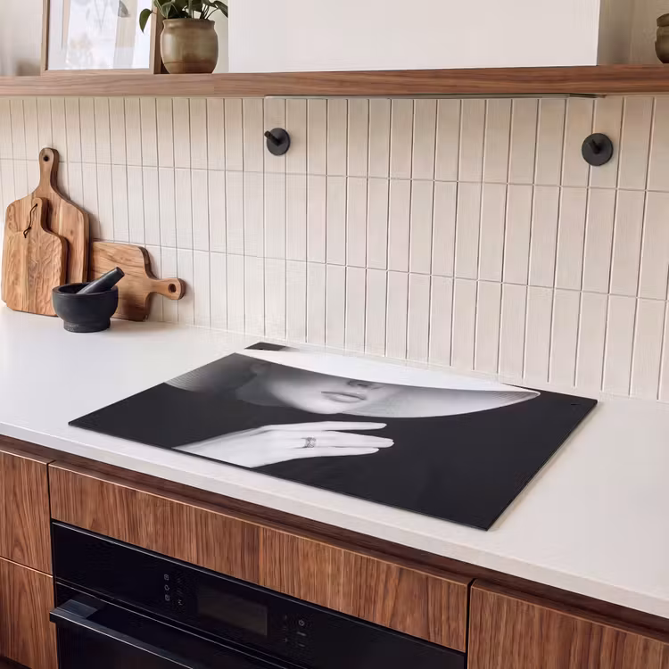 Inductie beschermer en spatscherm (2in1) - Vrouw - Hoed - Hand - Zwart - Wit - Klassiek — 3