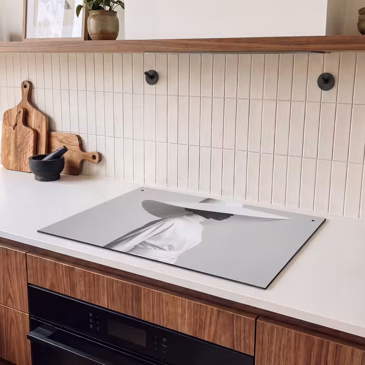 Inductie beschermer en spatscherm (2in1) - Vrouw - Profiel - Hoed - Zwart - Wit - Minimalistisch — 3