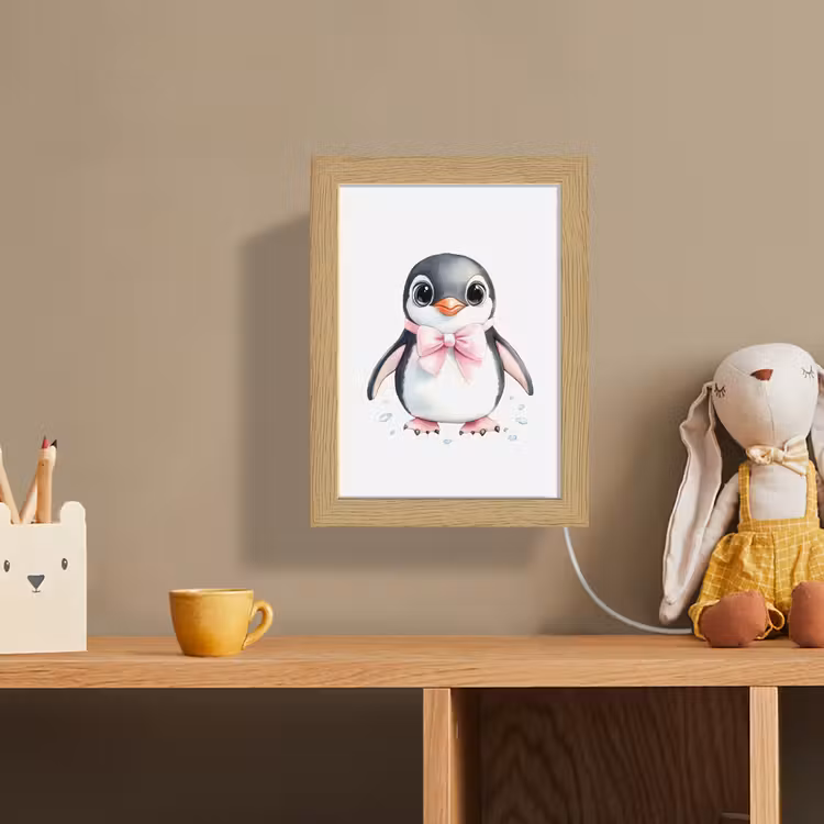 Lightbox - Wandlamp kinderkamer - Pinguïn - Strikje - Roze - Dier — 3
