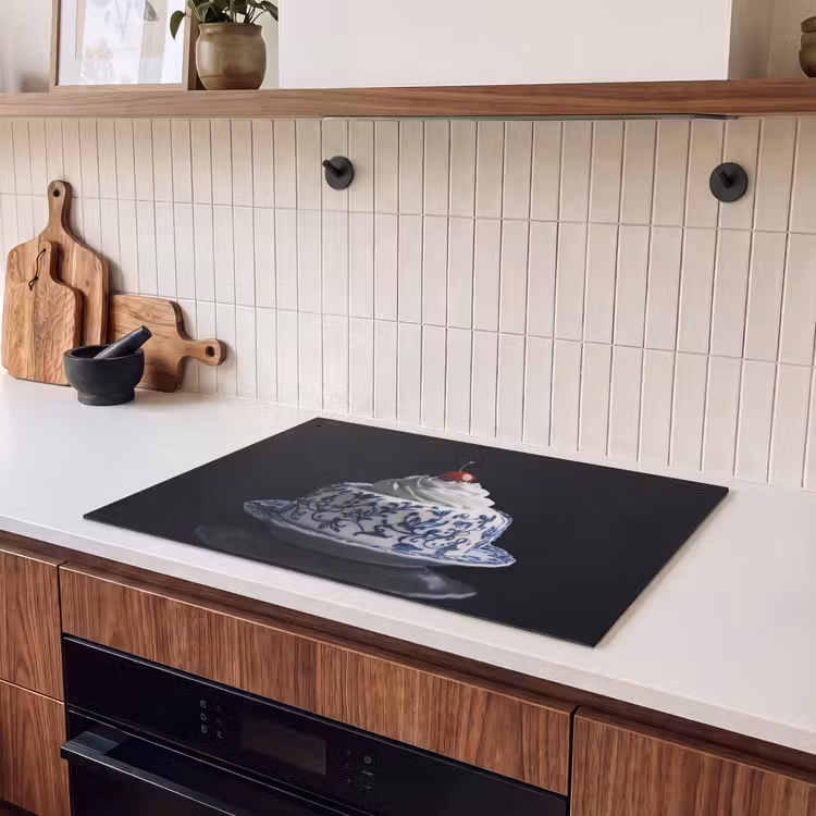 Inductie beschermer en spatscherm (2in1) - Taart - Slagroom - Kers - Bord - Delfts blauw — 3