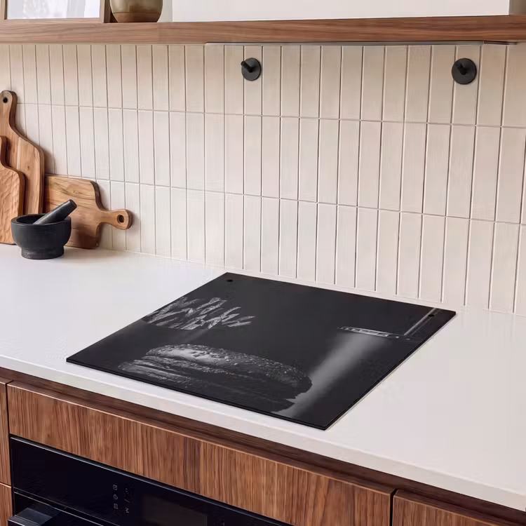Inductie beschermer en spatscherm (2in1) - Fastfood maaltijd met een burger en patat in zwart-wit — 3