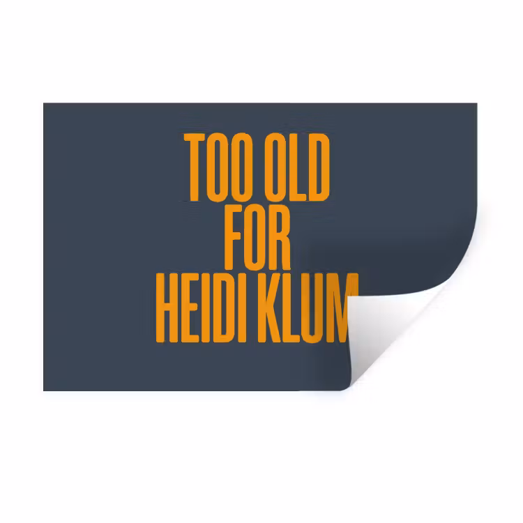 Muursticker - Too old for heidi klum - Geel - Blauw — 1