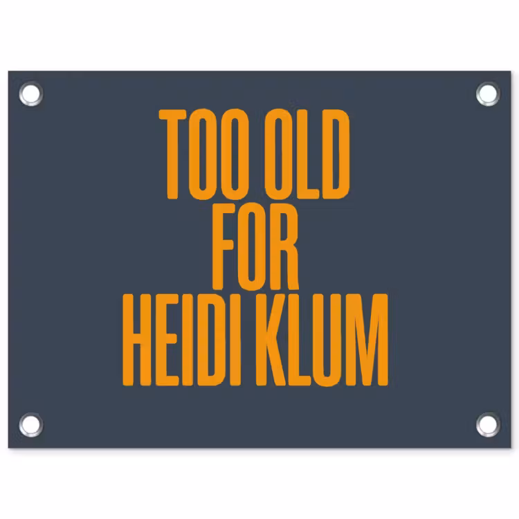 Tuinposter - Too old for heidi klum - Geel - Blauw — 1