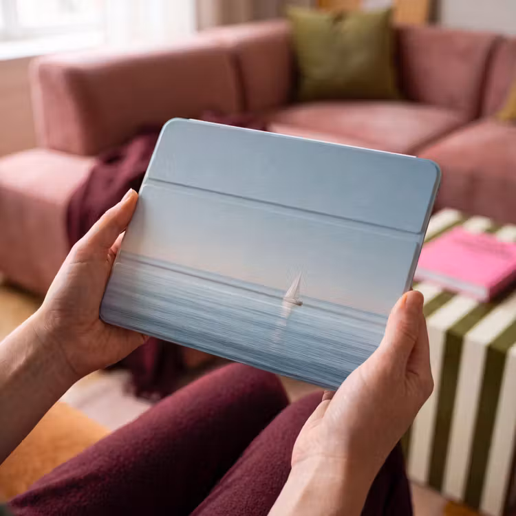 iPad hoes - Zeilbootje - Kalme zee - Helderblauwe hemel — 4