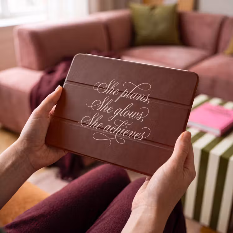 iPad hoes - She plans she glows she achieves - Rood - Cursief — 4