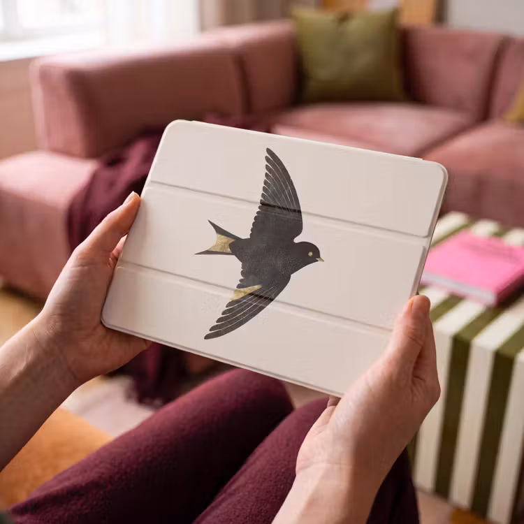 iPad hoes - Zwarte zwaluw - Gouden accenten - Lichte achtergrond — 4