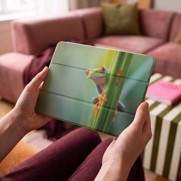 iPad hoes - Groene kikker - Nieuwsgierig - Gras — 4