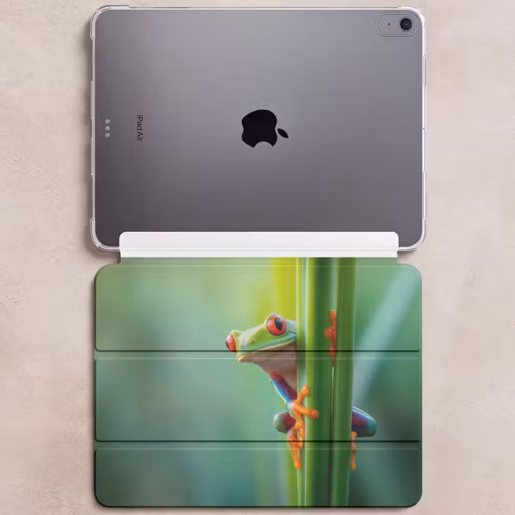 iPad hoes - Groene kikker - Nieuwsgierig - Gras — 6