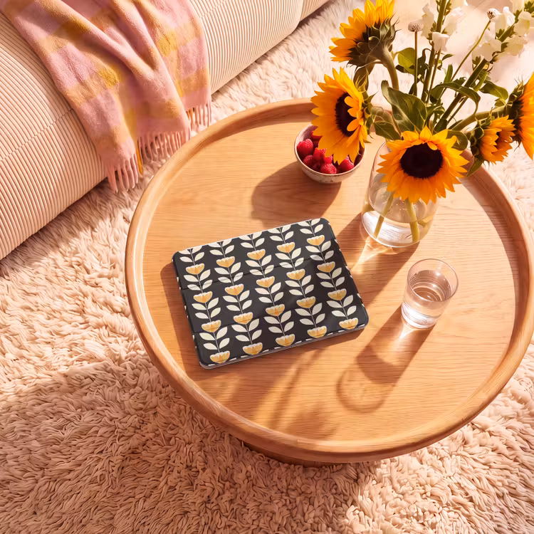 iPad hoes - Retro - Bloem - Zwart - Okergeel — 2