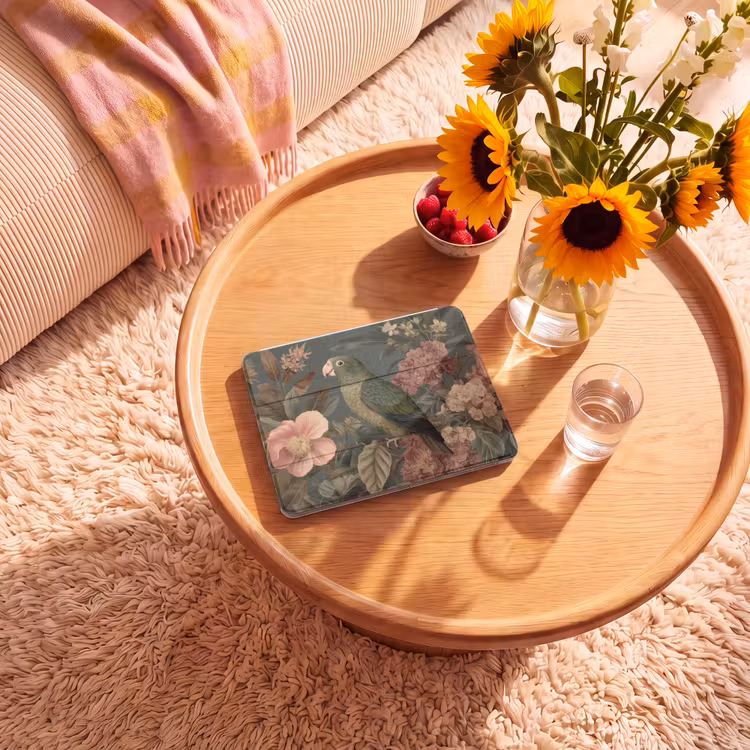 iPad hoes - Groene papegaai - Kleurrijke bloemen - Donkere achtergrond — 2