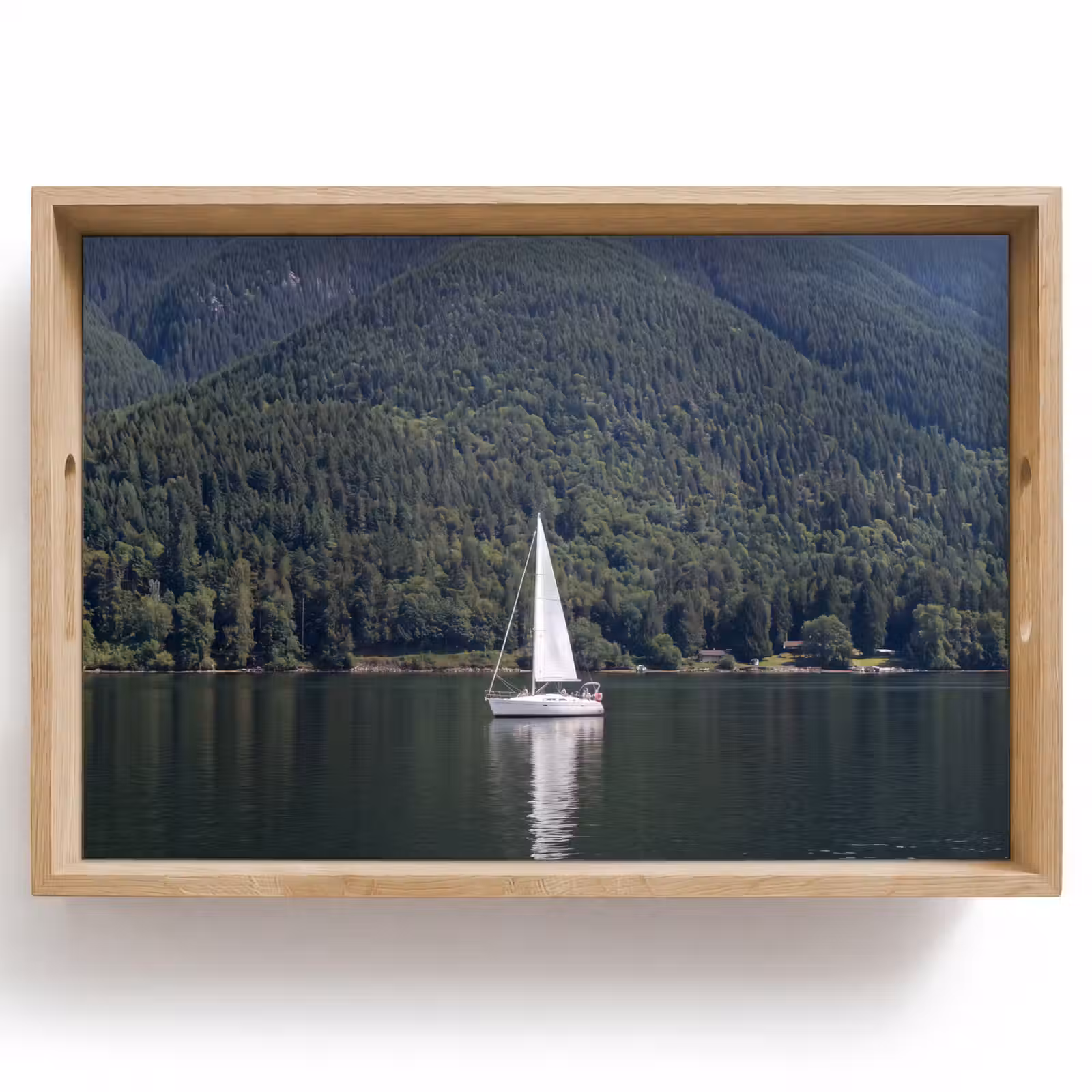 Dienblad - Zeilboot - Water - Bergen - Natuur - Groen — 1