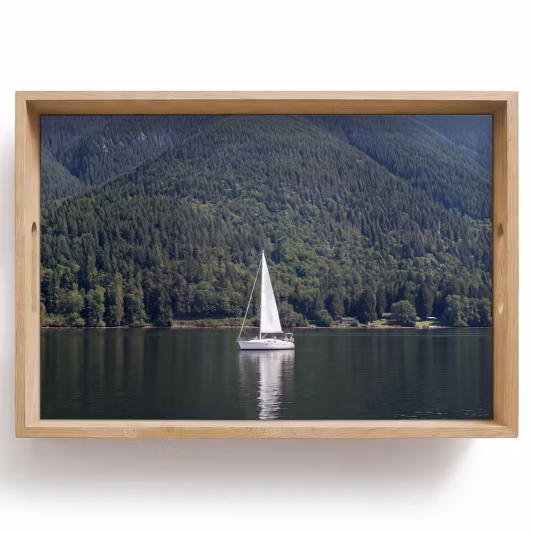 Dienblad - Zeilboot - Water - Bergen - Natuur - Groen — 1
