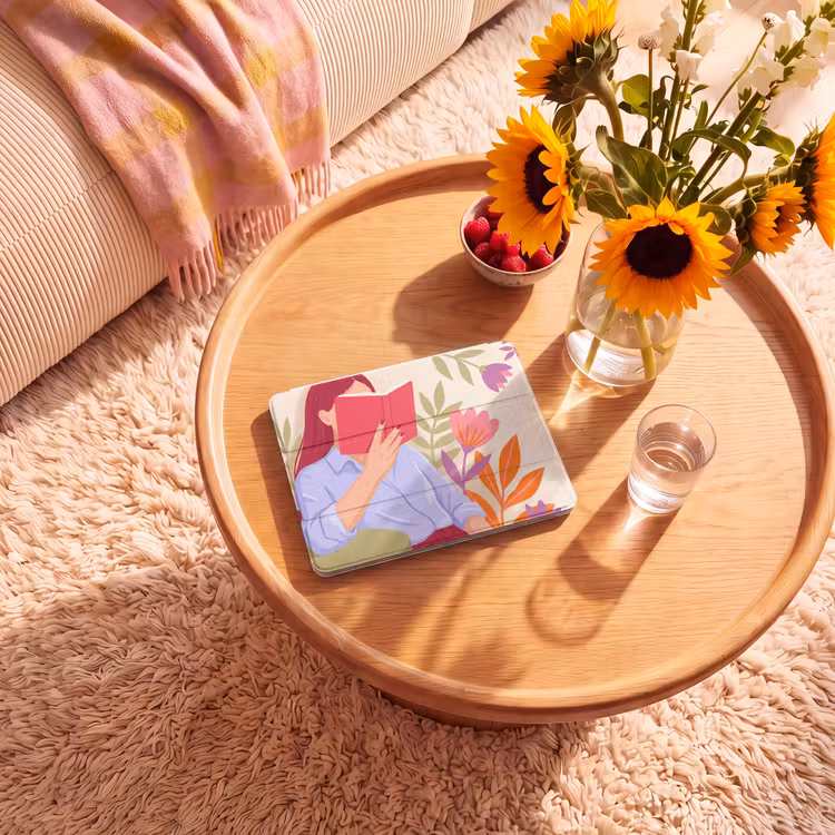 iPad hoes - Vrouw - Lezen - Thuis - Modern - Bloemen — 2