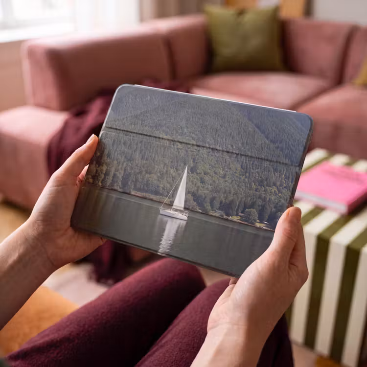iPad hoes - Zeilboot - Water - Bergen - Natuur - Groen — 4