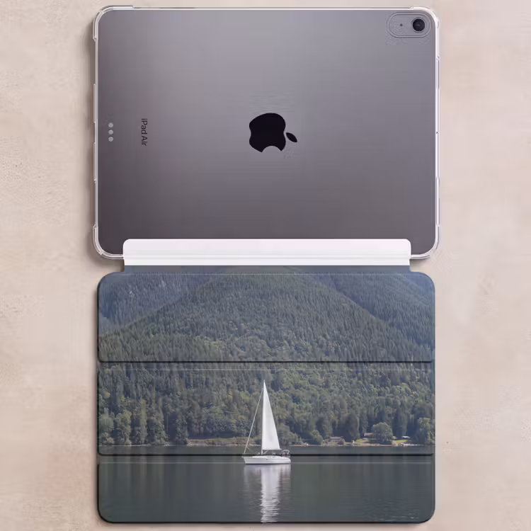 iPad hoes - Zeilboot - Water - Bergen - Natuur - Groen — 6