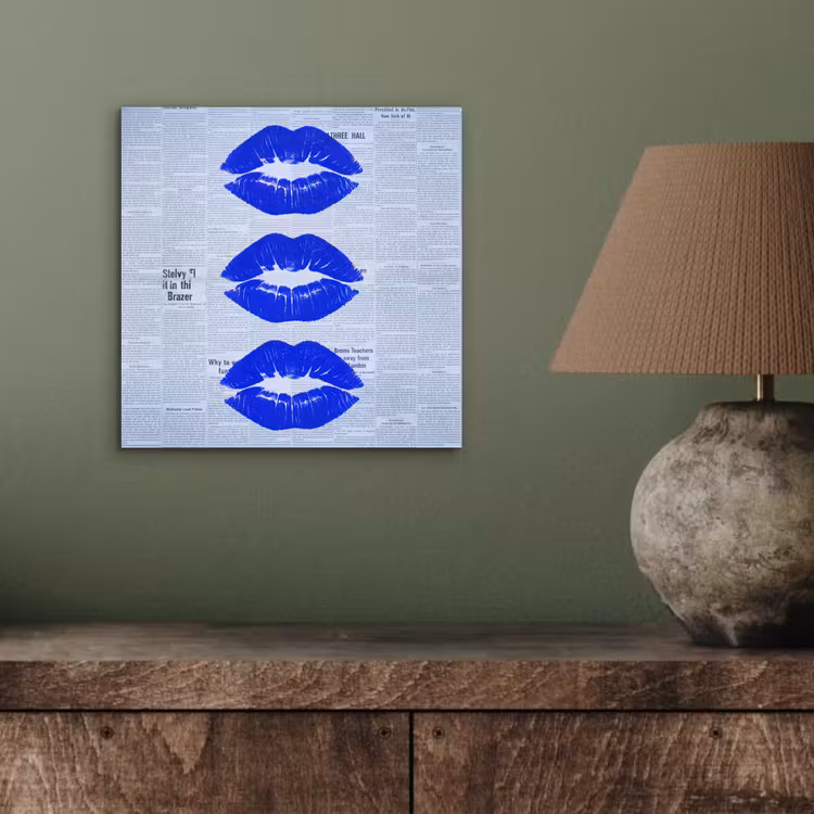 Aluminium schilderij - Blauwe lippen krant — 3