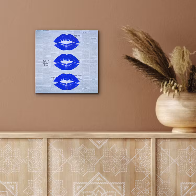 Aluminium schilderij - Blauwe lippen krant — 5