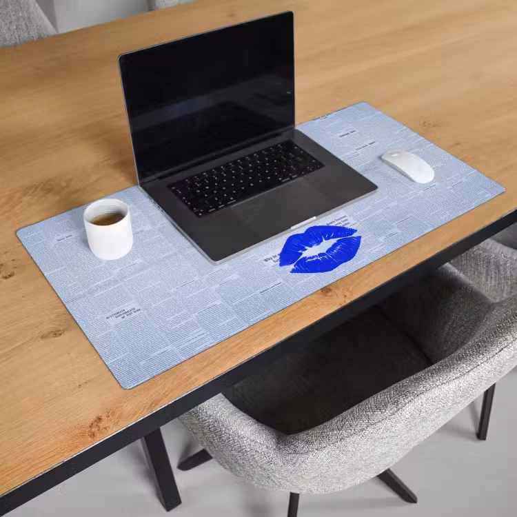 Bureau onderlegger - Blauwe lippen krant — 3