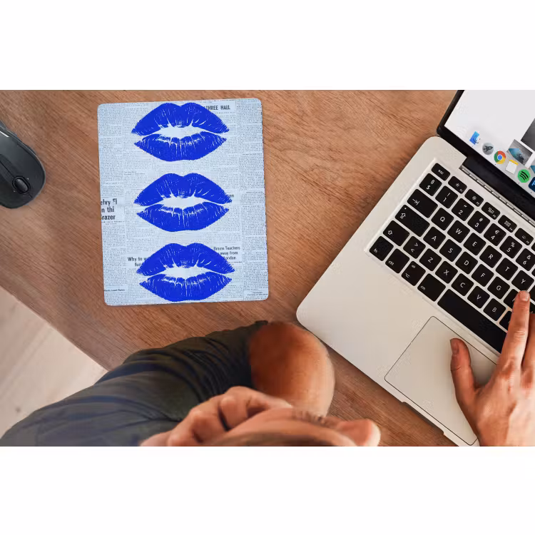 Muismat - Blauwe lippen krant — 2