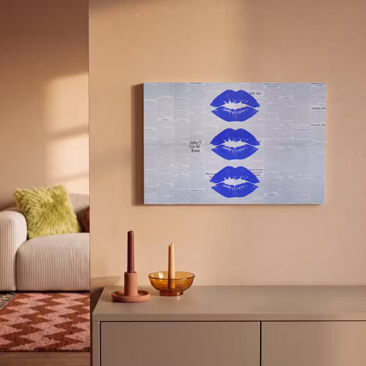 Canvas schilderij - Blauwe lippen krant — 2