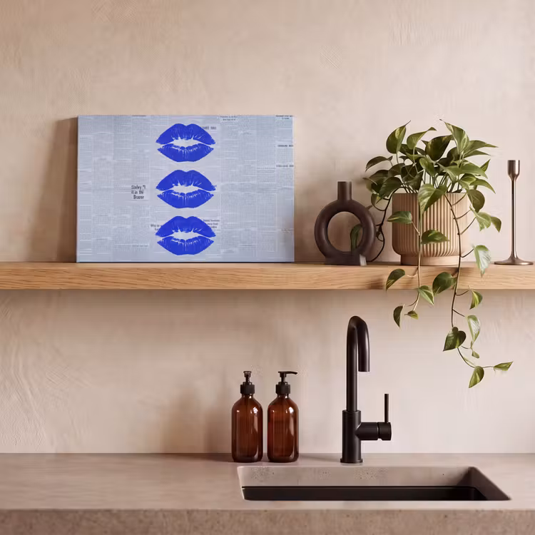 Canvas schilderij - Blauwe lippen krant — 4
