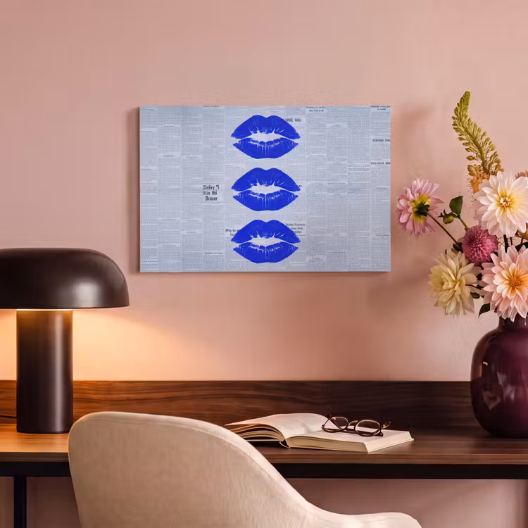 Canvas schilderij - Blauwe lippen krant — 6