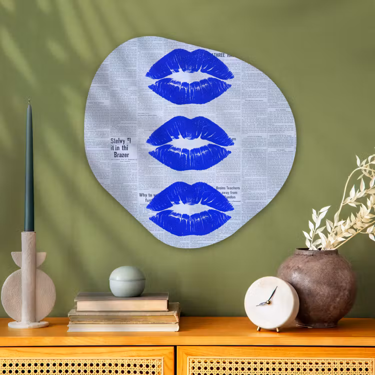 Organisch schilderij - Glas - Blauwe lippen krant — 2