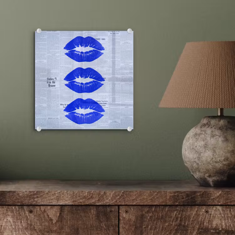 Glas schilderij - Blauwe lippen krant — 4