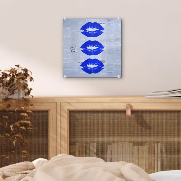 Glas schilderij - Blauwe lippen krant — 5