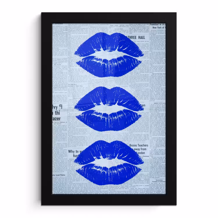 Poster met lijst - Blauwe lippen krant — 1