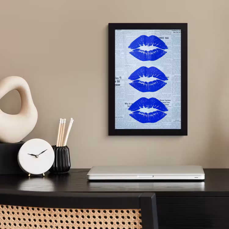 Poster met lijst - Blauwe lippen krant — 2