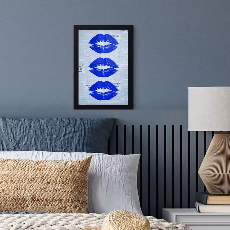 Poster met lijst - Blauwe lippen krant — 3