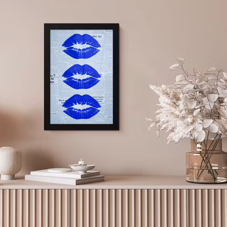 Poster met lijst - Blauwe lippen krant — 5