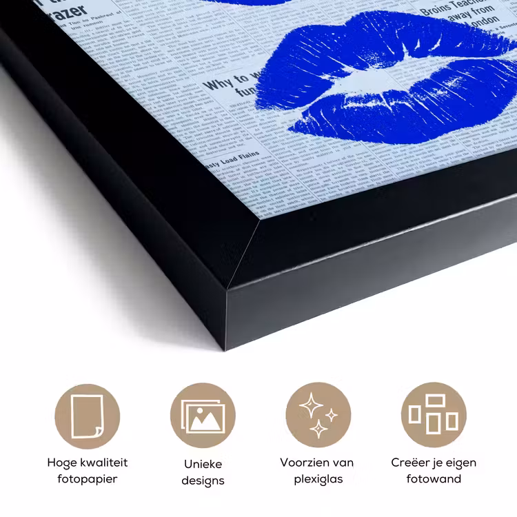 Poster met lijst - Blauwe lippen krant — 6