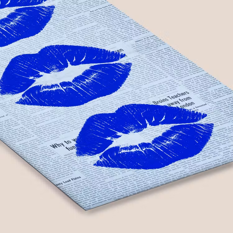 Poster met lijst - Blauwe lippen krant — 7