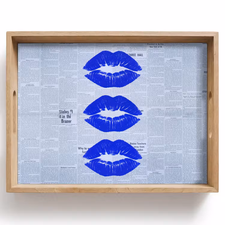 Dienblad - Blauwe lippen krant — 1