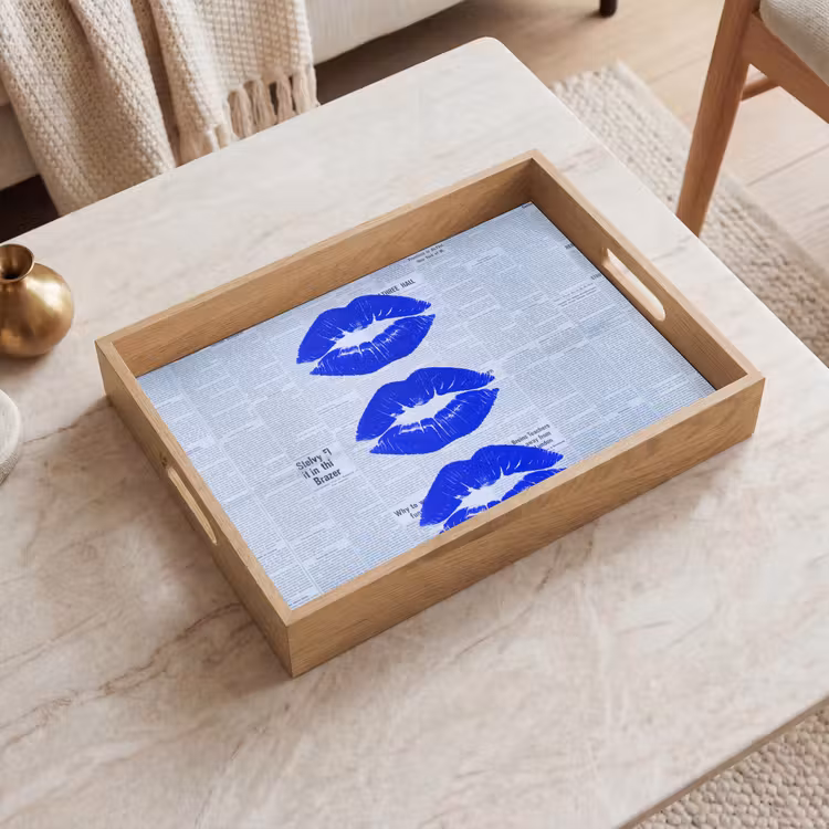 Dienblad - Blauwe lippen krant — 2