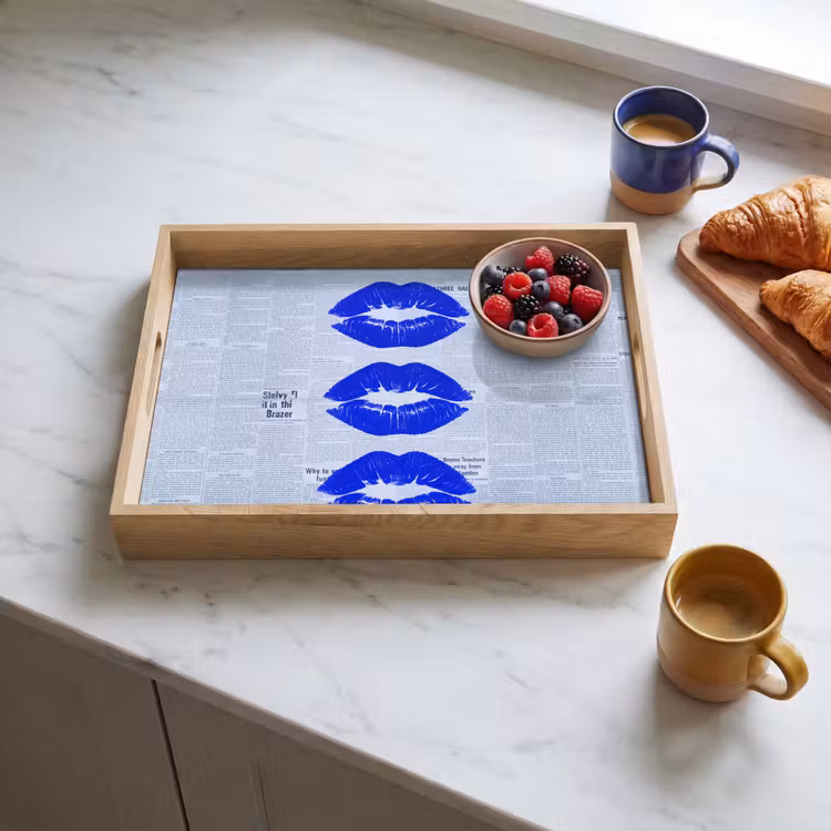 Dienblad - Blauwe lippen krant — 4