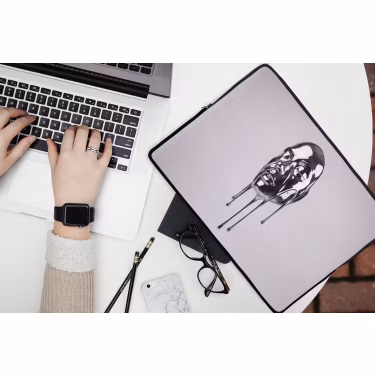 Laptophoes - Hoofd - Smeltend - Abstract — 3