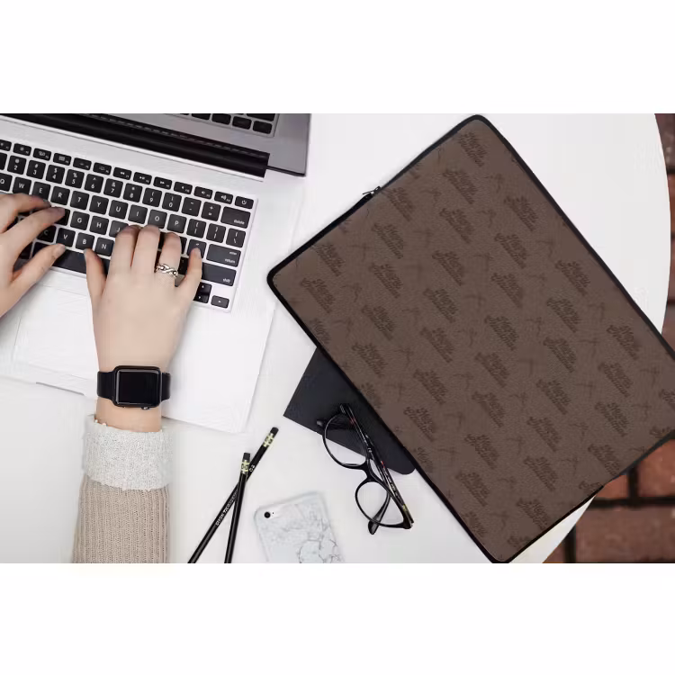 Laptophoes - Tekst - Strik - Bruin — 3