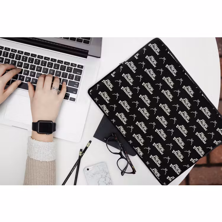 Laptophoes - Tekst - Zwart - Wit - Strik — 3