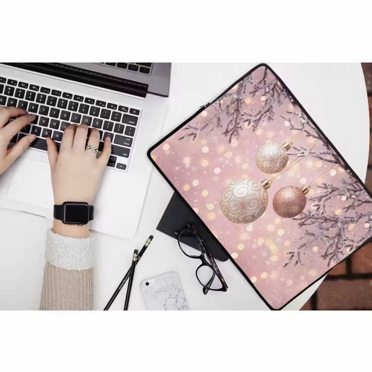 Laptophoes - Kerstbal - Roze - Winter — 3