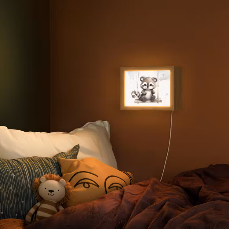 Lightbox - Wandlamp kinderkamer - Wasbeer op Schommel Aquarel — 2