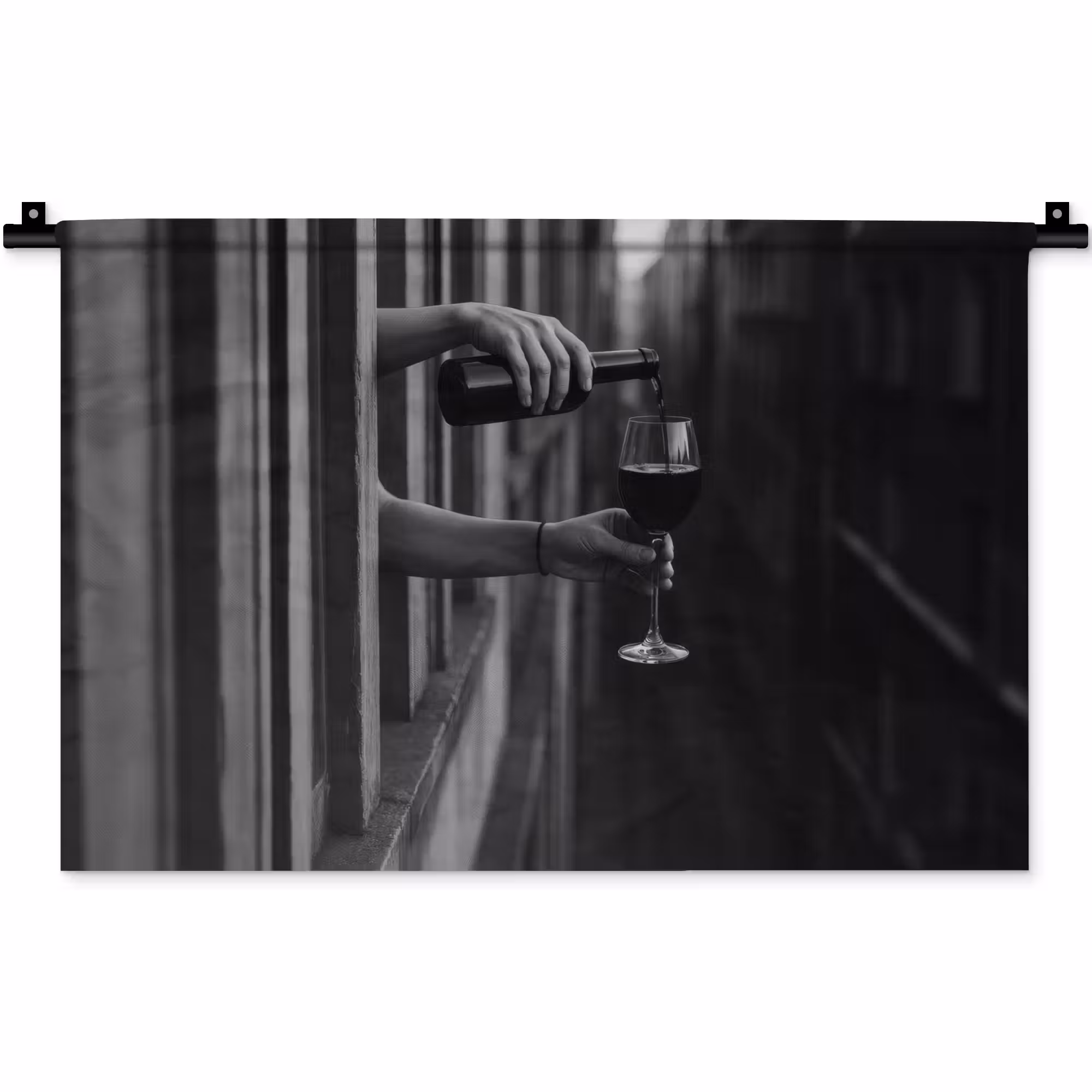 Wandkleed - Wijnfles - Glas - Handen - Raam